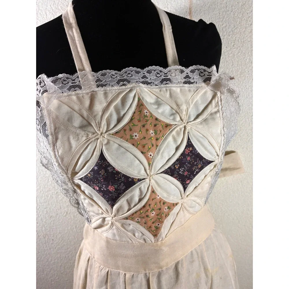 Unbranded Quilted Apron Women OS Cream Fair Cathedral Window Lace Trim Vintage